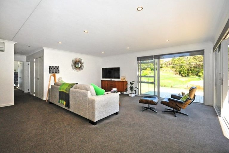 Photo of property in 5a Hobbs Road, Matakatia, Whangaparaoa, 0930