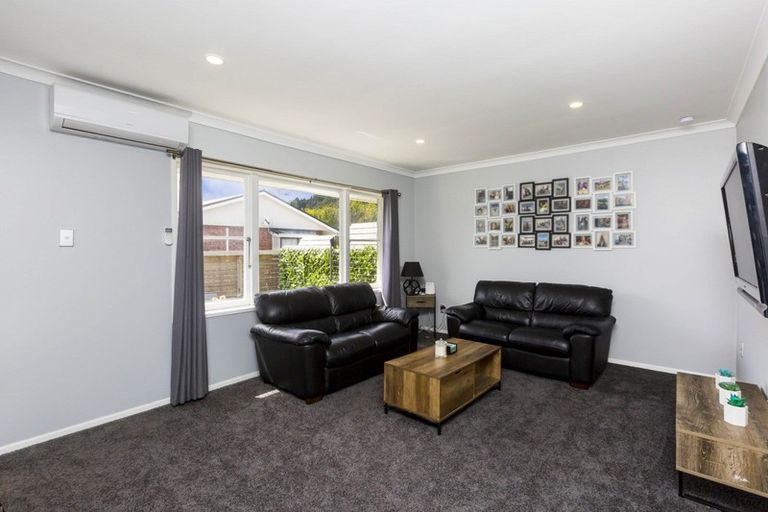 Photo of property in 2/15 Lane Street, Wallaceville, Upper Hutt, 5018