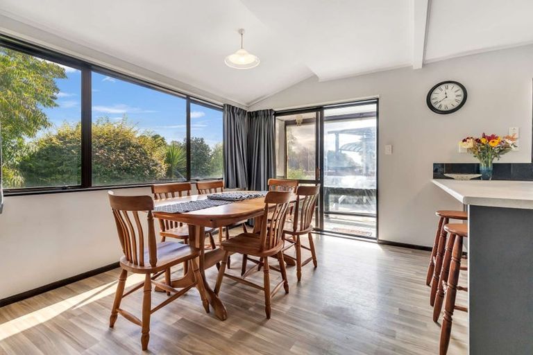 Photo of property in 26 Aquarius Drive, Kawaha Point, Rotorua, 3010