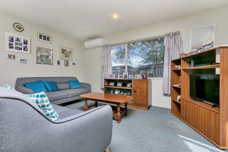 Photo of property in 2/218 Sunnynook Road, Totara Vale, Auckland, 0627