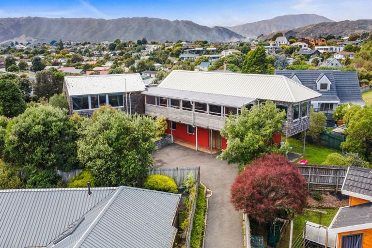 Photo of property in 17 Major Durie Place, Waikanae Beach, Waikanae, 5036