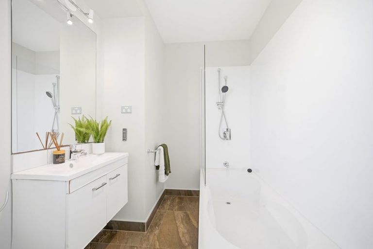 Photo of property in 132a Lynwood Road, New Lynn, Auckland, 0600