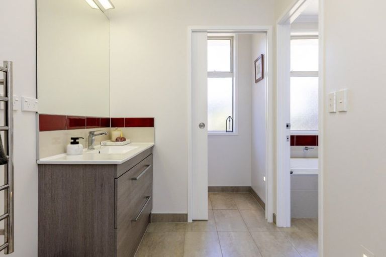 Photo of property in 7 Magnolia Rise, Waipahihi, Taupo, 3330