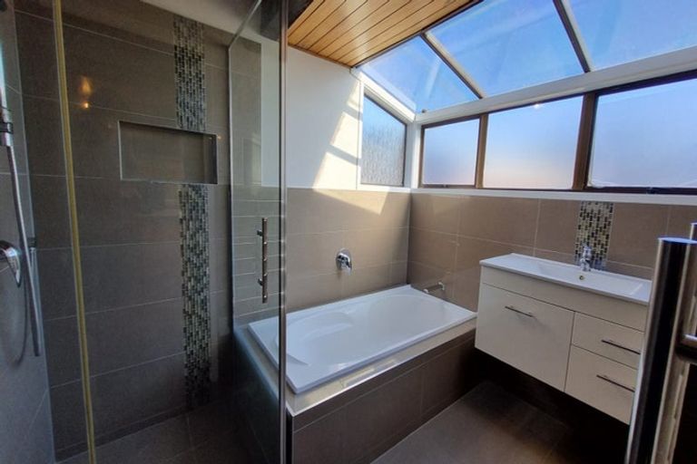 Photo of property in 62 Divich Avenue, Te Atatu South, Auckland, 0610