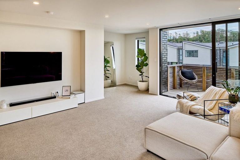 Photo of property in 33 Holystone Road, Whitby, Porirua, 5024