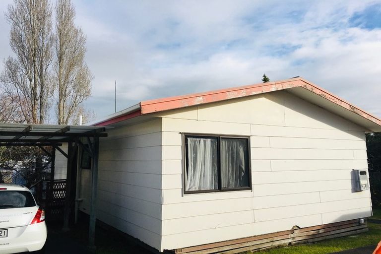 Photo of property in 2/24 Lambrown Drive, Totara Vale, Auckland, 0629