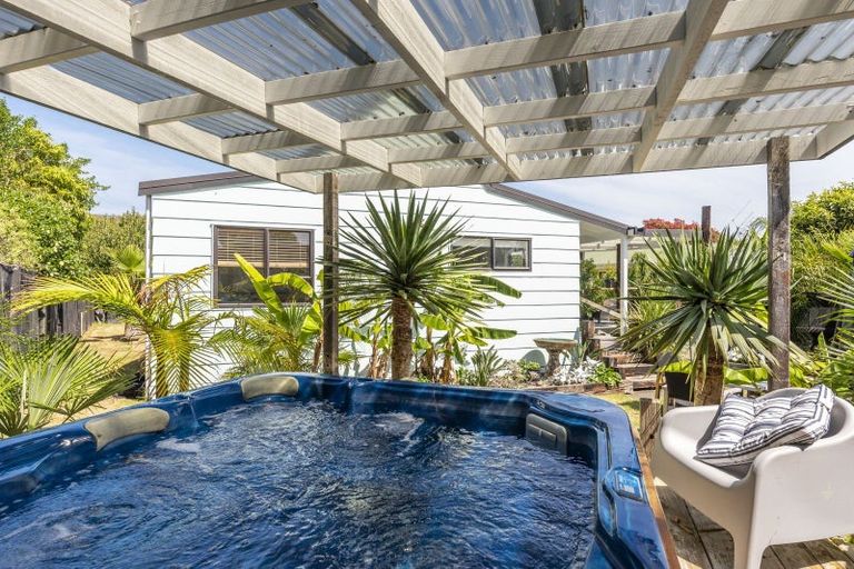 Photo of property in 2 Island View Terrace, Waikanae Beach, Waikanae, 5036