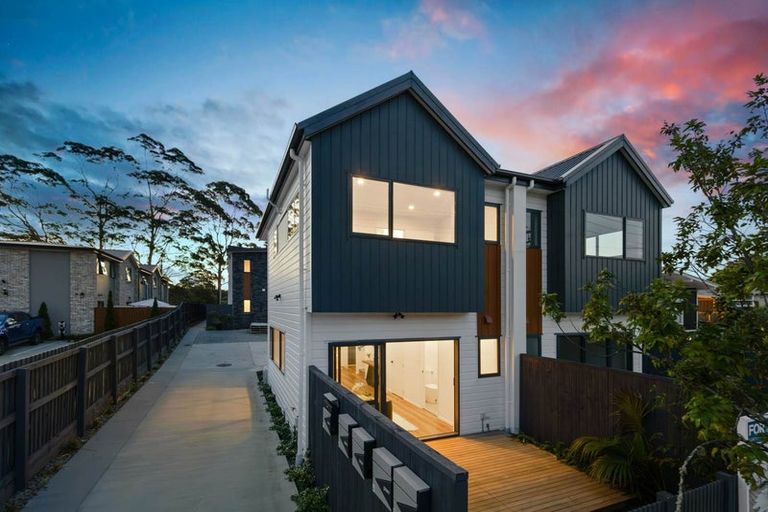 Photo of property in 2/81 Vodanovich Road, Te Atatu South, Auckland, 0610