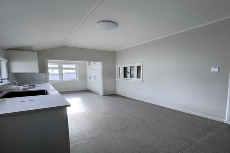 Photo of property in 39 Staveley Avenue, Mount Roskill, Auckland, 1041