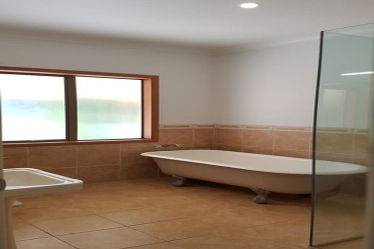 Photo of property in 7 Daphne Harden Lane, Paremoremo, Auckland, 0632