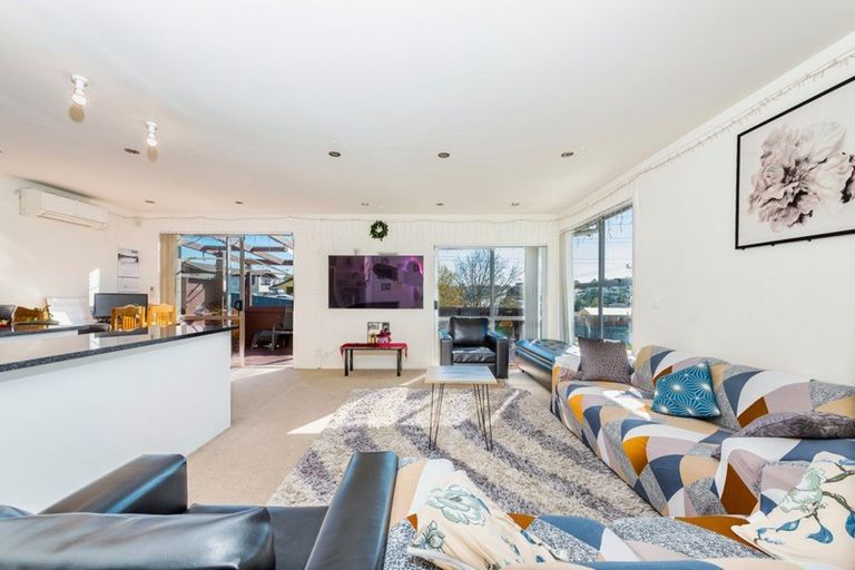 Photo of property in 2 Doone Place, Massey, Auckland, 0614