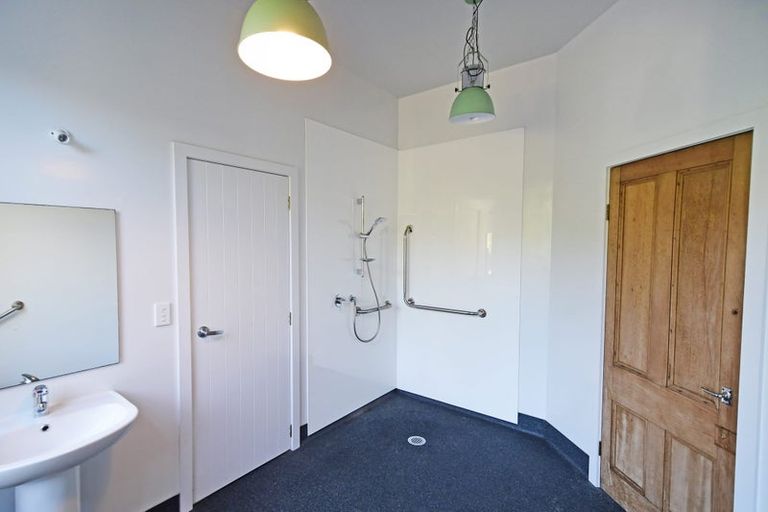 Photo of property in 18 Old School Road, Leigh, 0985