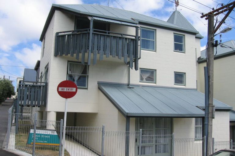 Photo of property in 40-42 Queen Street, Mount Victoria, Wellington, 6011