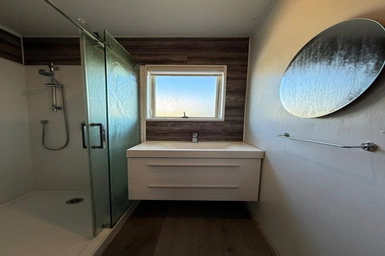 Photo of property in 10 Rook Place, Unsworth Heights, Auckland, 0632