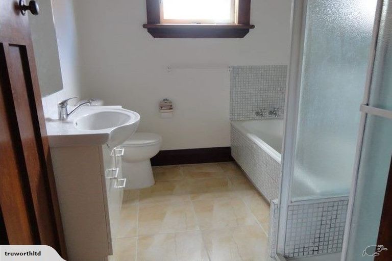 Photo of property in 2/4 Marine Terrace, Bayswater, Auckland, 0622