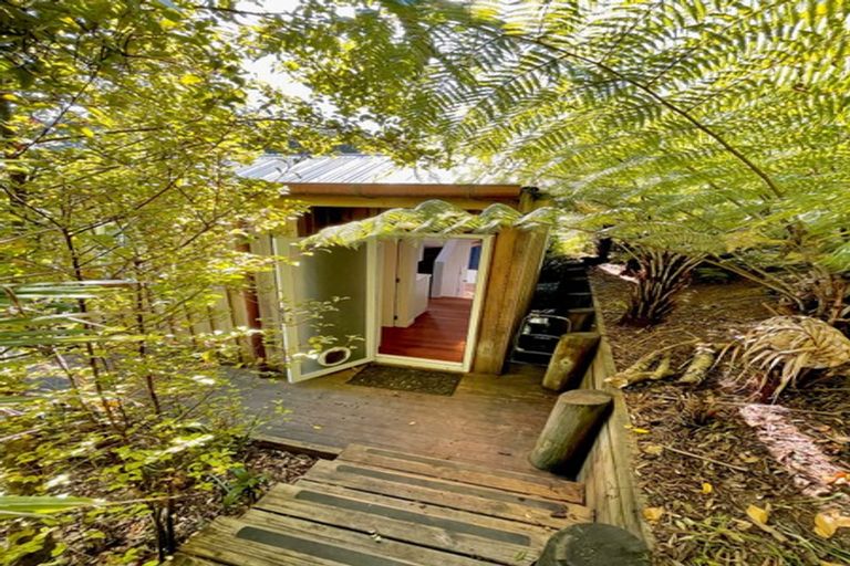 Photo of property in 33 Telephone Road, Birkenhead, Auckland, 0626