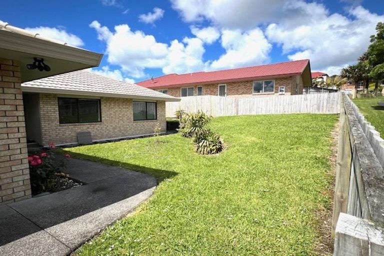 Photo of property in 17 Semillon Avenue, Henderson, Auckland, 0612