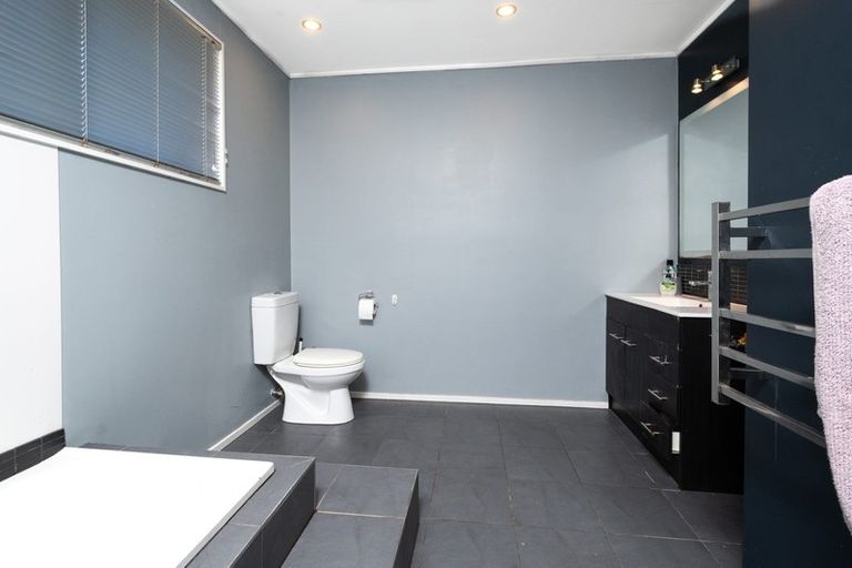 Photo of property in 2/131 Titirangi Road, New Lynn, Auckland, 0600