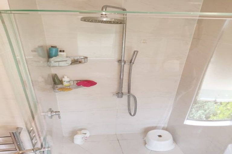 Photo of property in 15 Cayman Place, Unsworth Heights, Auckland, 0632