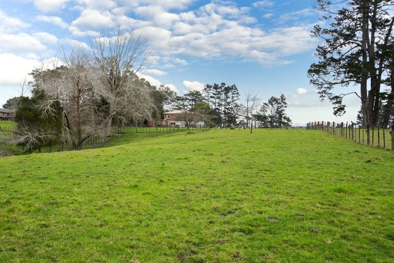 Photo of property in 141 Tawa Road, Kumeu, 0891