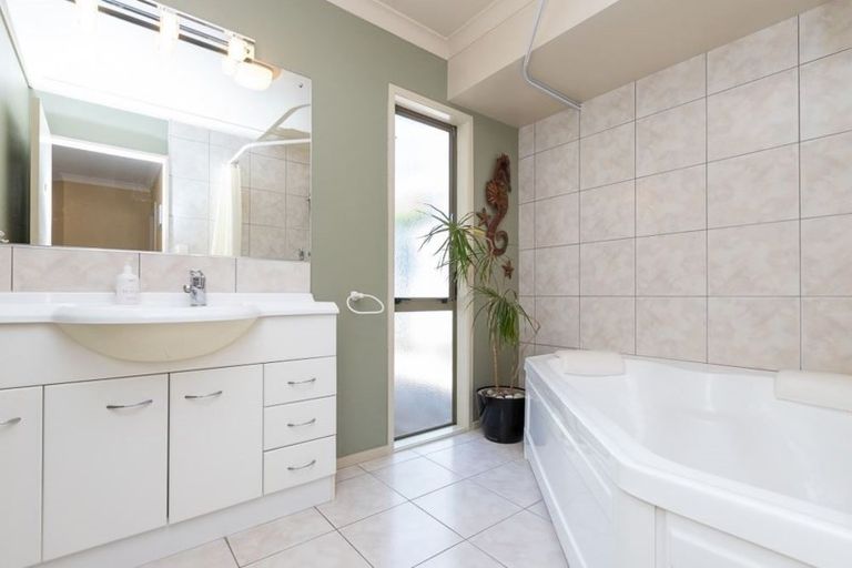 Photo of property in 22 Waipuna Place, Rototuna, Hamilton, 3210