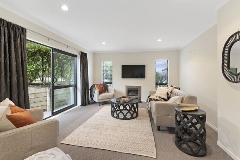 Photo of property in 72 Lake Panorama Drive, Henderson Valley, Auckland, 0612