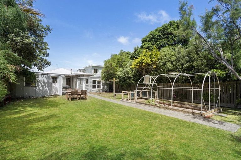 Photo of property in 188 Breaker Bay Road, Breaker Bay, Wellington, 6022