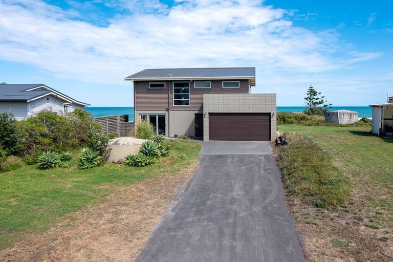 Photo of property in 23 Ocean View Road, Port Waikato, Tuakau, 2695