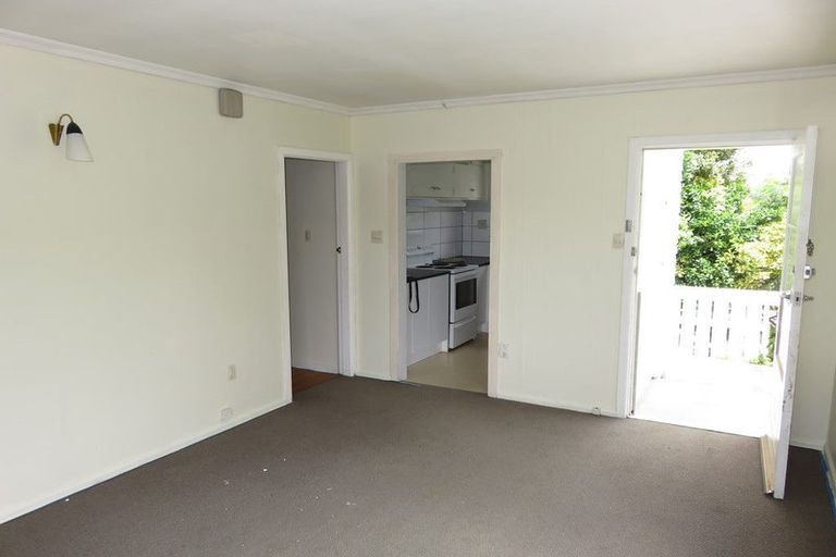 Photo of property in 88 Newlands Road, Newlands, Wellington, 6037