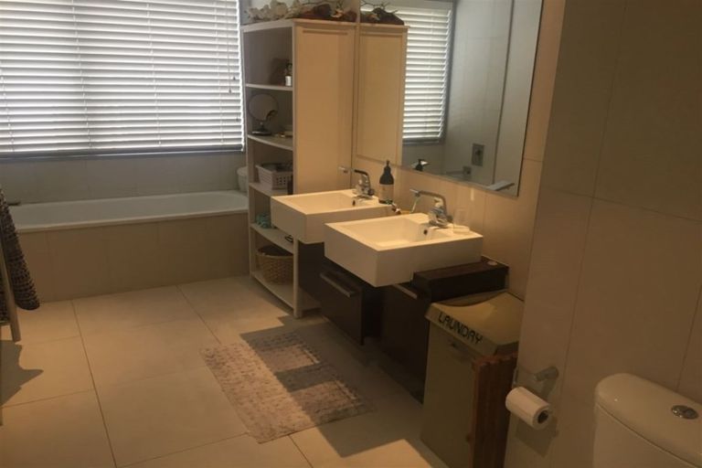 Photo of property in Cayman Apartments, 292b4 Maunganui Road, Mount Maunganui, 3116