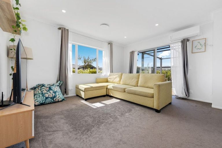 Photo of property in 9 Whareatua Avenue, Takanini, 2112