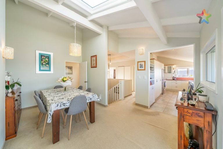 Photo of property in 2 Taka Grove, Normandale, Lower Hutt, 5010