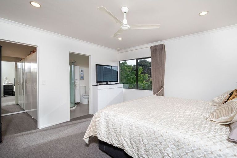 Photo of property in 35 Vermeer Place, West Harbour, Auckland, 0618