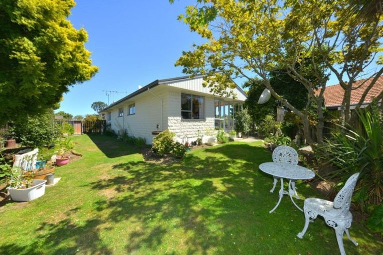 Photo of property in 20 Woodstock Place, Russley, Christchurch, 8042