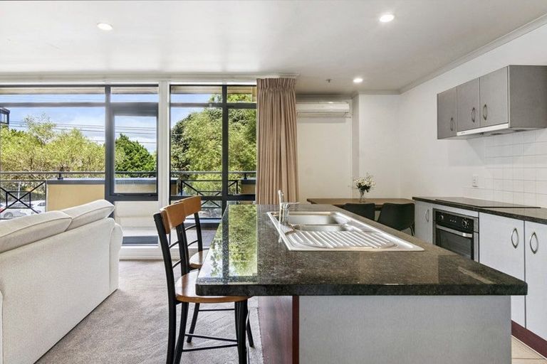 Photo of property in 2c/7-11 Bute Road, Browns Bay, Auckland, 0630