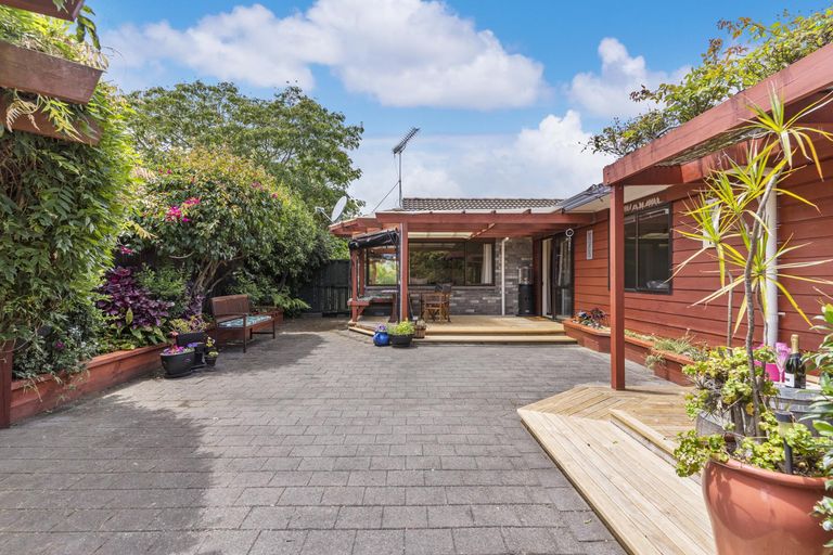 Photo of property in 15 Pinewood Grove, Botany Downs, Auckland, 2010