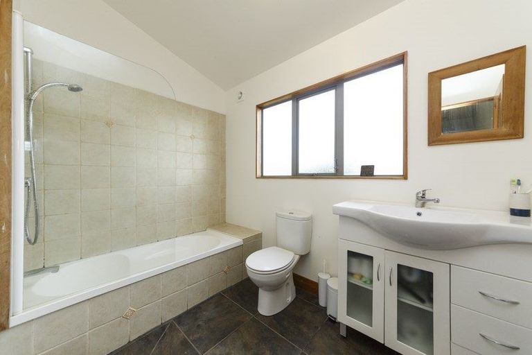 Photo of property in 60 Waicola Drive, Fitzherbert, Palmerston North, 4471