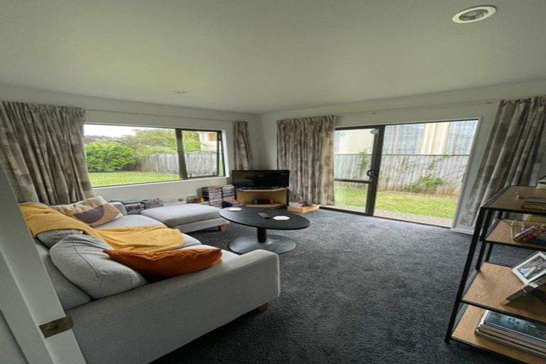 Photo of property in 11 Rosses Place, Pinehill, Auckland, 0632