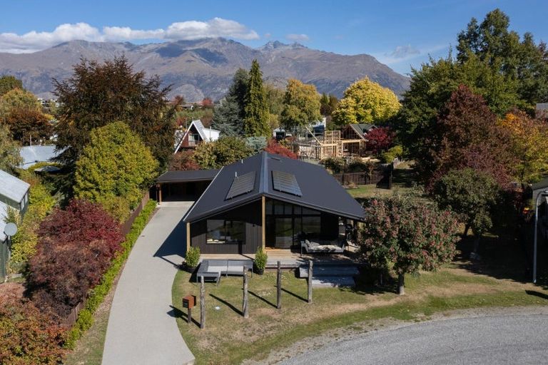 Photo of property in 10 Preston Drive, Arrowtown, 9302