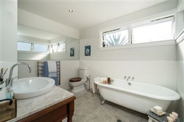 Photo of property in 1/41 Seaview Avenue, Northcote, Auckland, 0627
