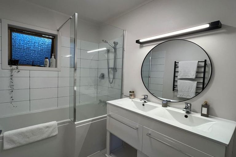 Photo of property in 2/16 Malters Place, Browns Bay, Auckland, 0630