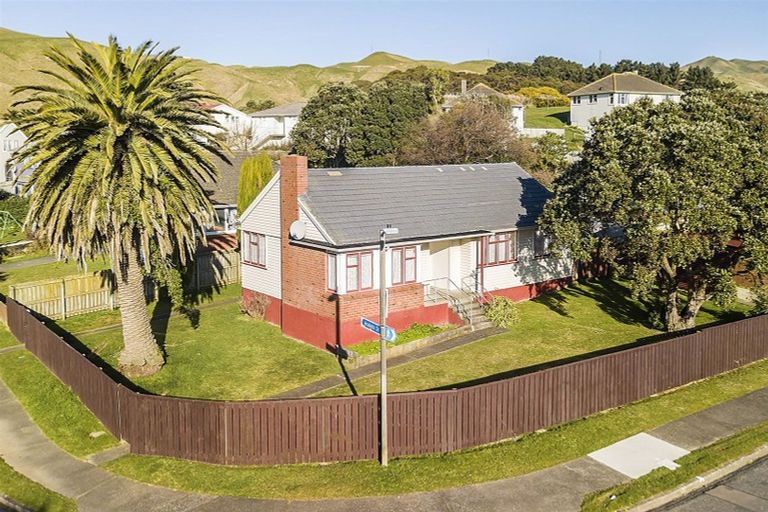 Photo of property in 2 Arahura Crescent, Waitangirua, Porirua, 5024