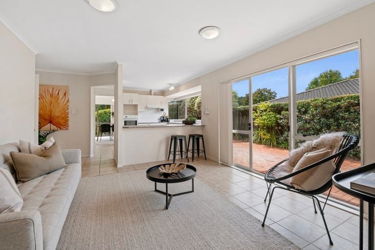 Photo of property in 22 Vanderbilt Parade, Albany, Auckland, 0632