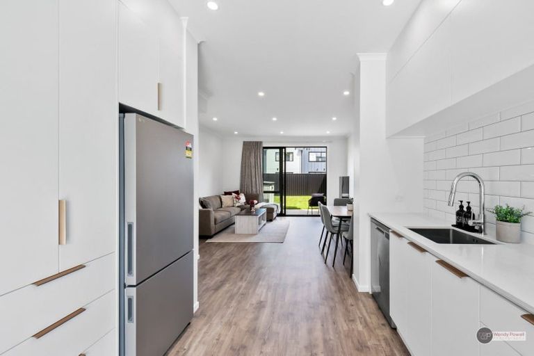 Photo of property in 33 Leo Waikari Crescent, Wallaceville, Upper Hutt, 5018