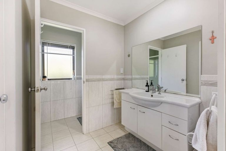 Photo of property in 10 Gleaming Place, Waiuku, 2123