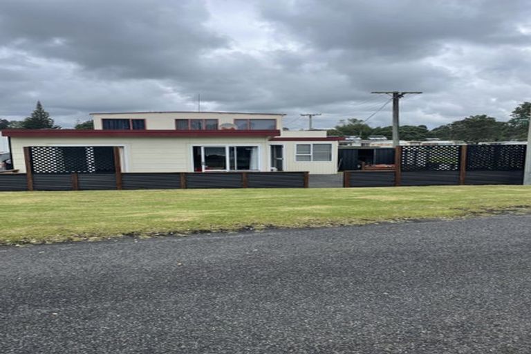 Photo of property in 1 First Avenue, Urenui, 4377