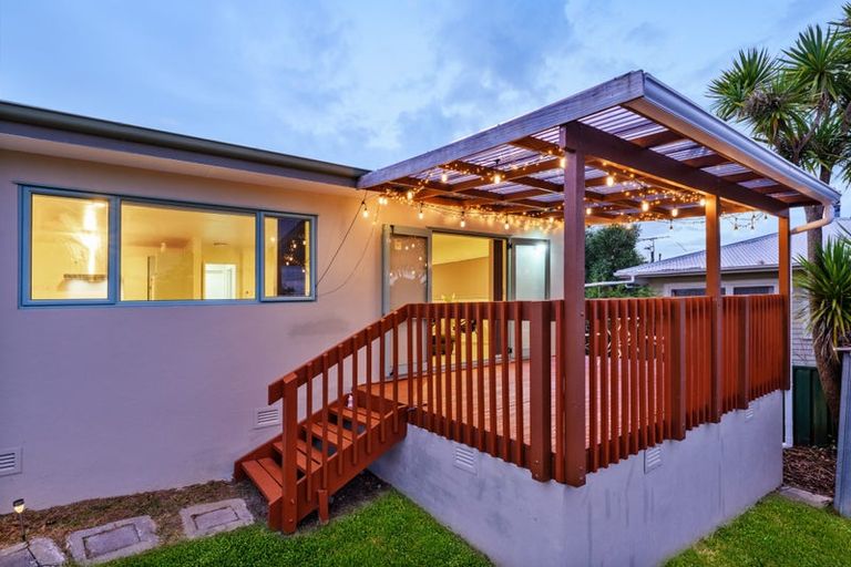 Photo of property in 2/8 Adriatic Avenue, Henderson, Auckland, 0612