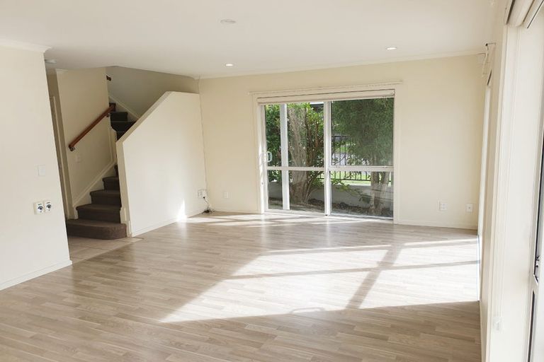 Photo of property in 1/86 Fernhill Way, Oteha, Auckland, 0632