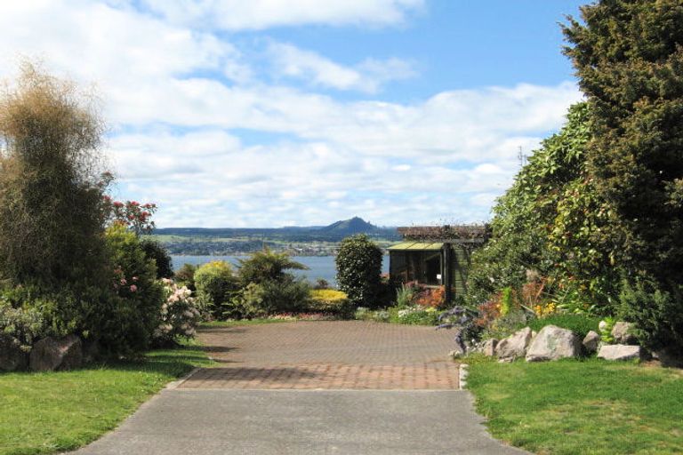 Photo of property in 9 Sylvia Place, Acacia Bay, Taupo, 3330