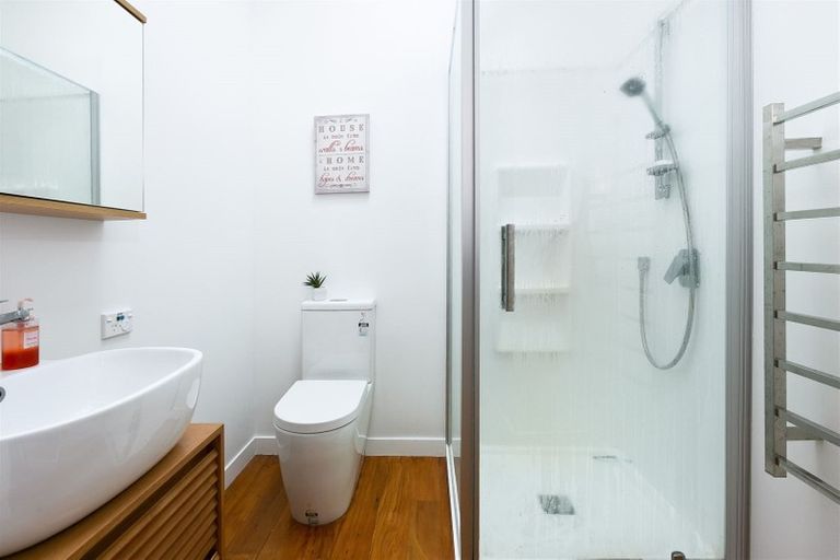 Photo of property in 17 Walmer Road, Point Chevalier, Auckland, 1022
